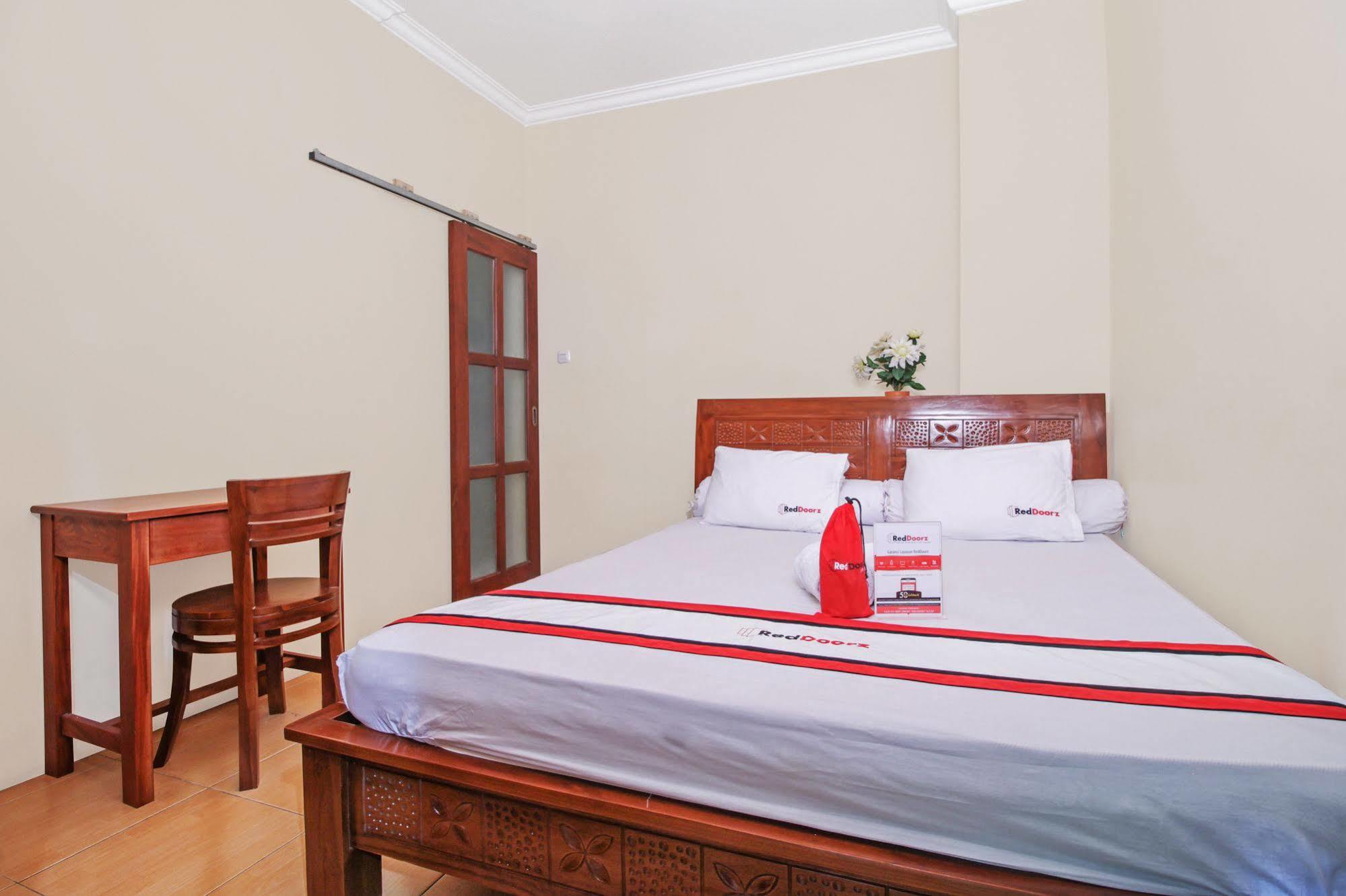 Reddoorz @ Kwitang Hotel Jakarta Buitenkant foto