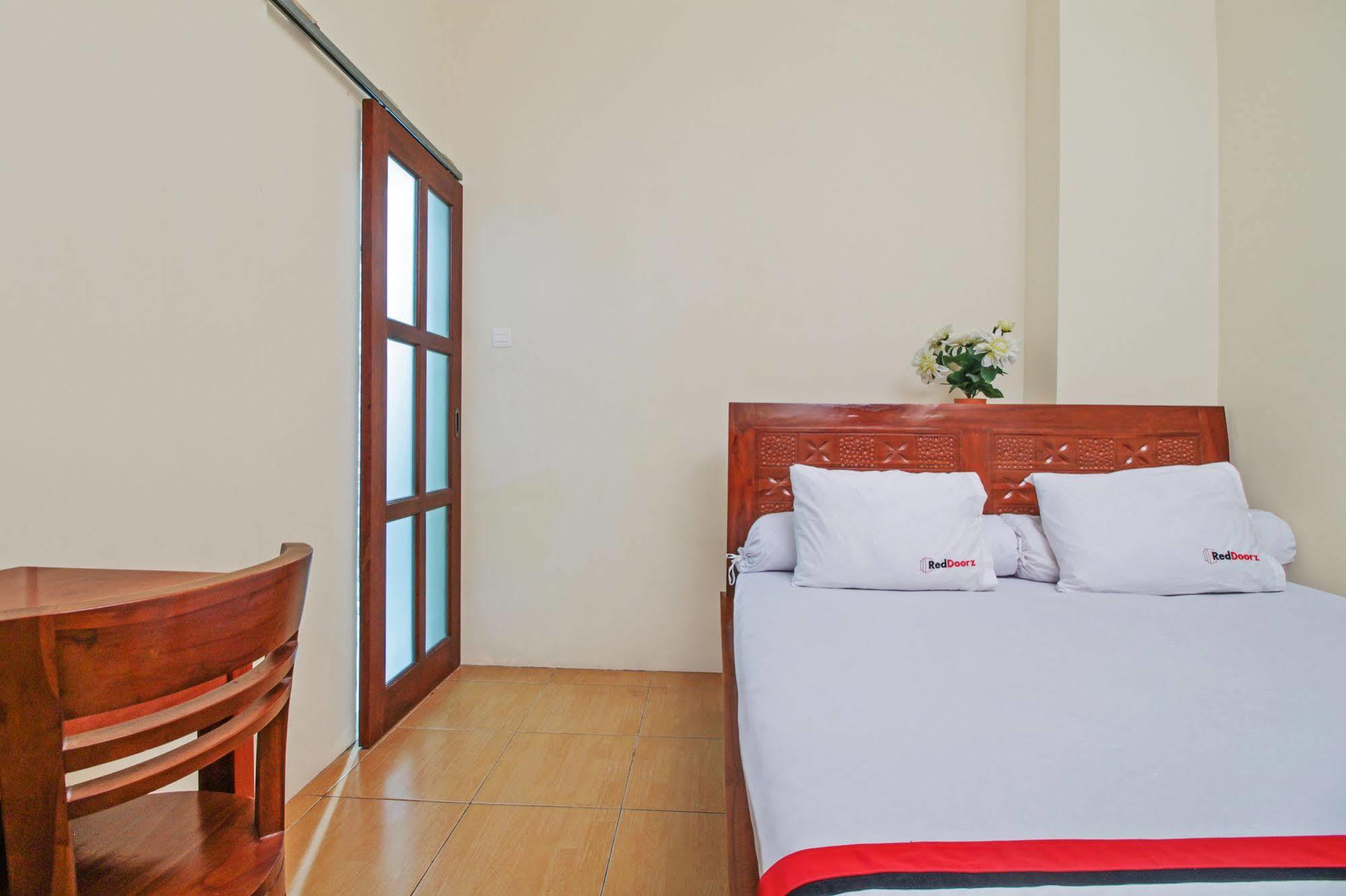 Reddoorz @ Kwitang Hotel Jakarta Buitenkant foto